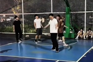 体弱多病的数学老师打篮球！